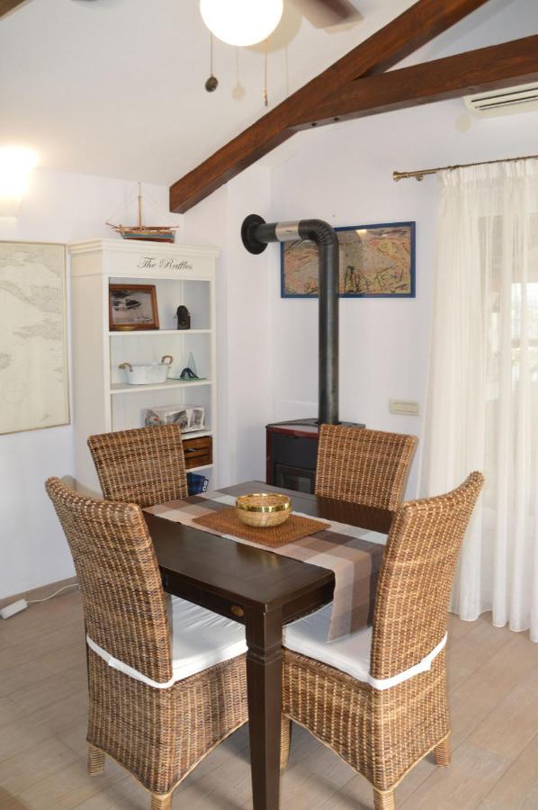 Kaštela Issa Holiday Home - 3 Min Walk To Beach מראה חיצוני תמונה