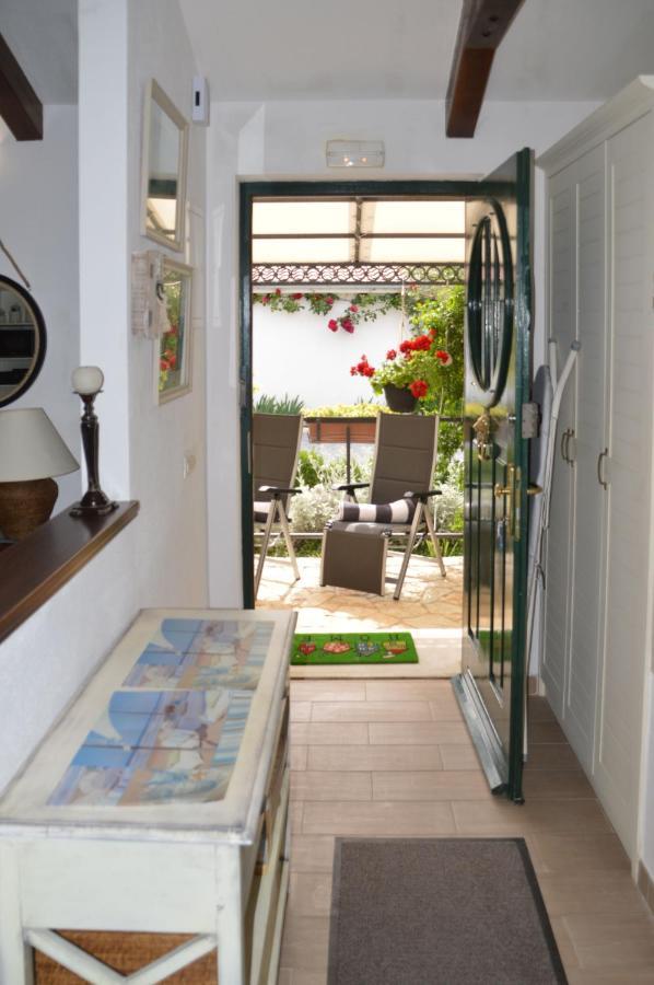 Kaštela Issa Holiday Home - 3 Min Walk To Beach מראה חיצוני תמונה
