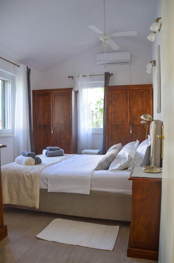 Kaštela Issa Holiday Home - 3 Min Walk To Beach מראה חיצוני תמונה