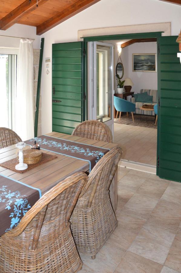 Kaštela Issa Holiday Home - 3 Min Walk To Beach מראה חיצוני תמונה