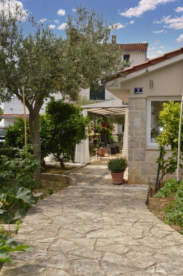 Kaštela Issa Holiday Home - 3 Min Walk To Beach מראה חיצוני תמונה